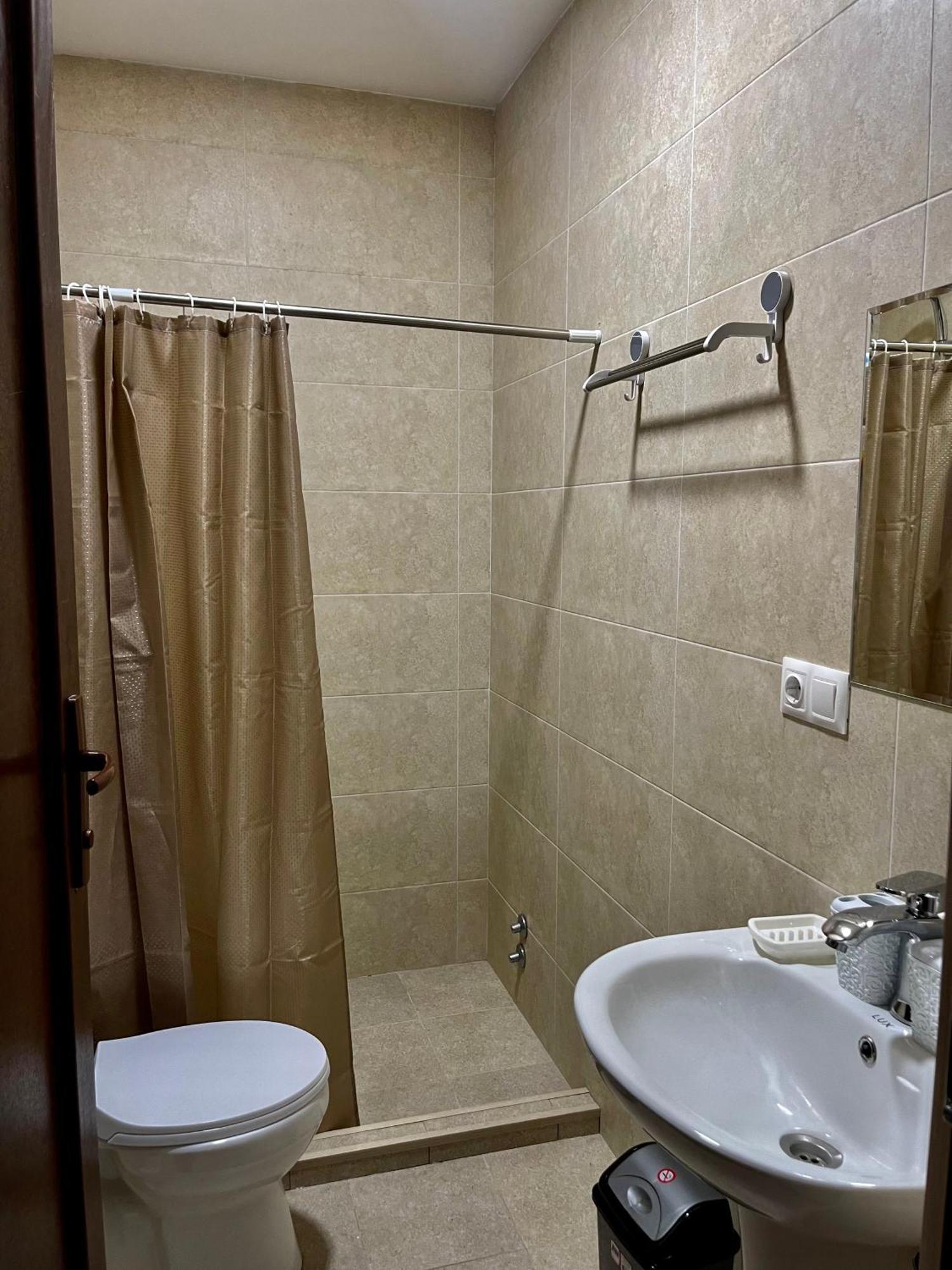 Myfamily Hotell Tbilisi Rum bild